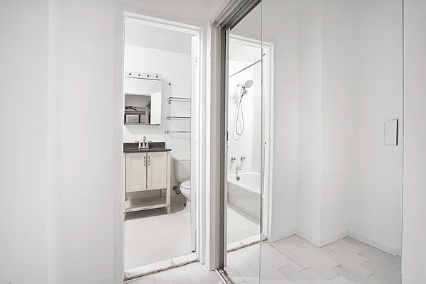 Studio, 1 bath, 579 sqft, $3,500, Unit 8U