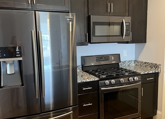 1 bed, 1 bath, 950 sqft, $2,100, Unit 302