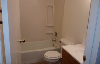 3 beds, 1 bath, $1,095, Unit 3