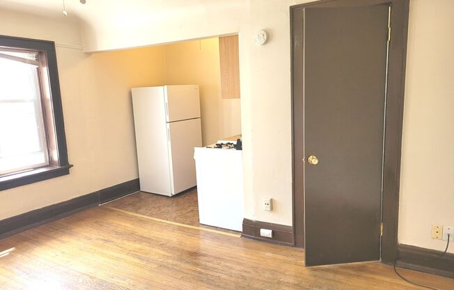 Studio, 1 bath, $725, Unit 301