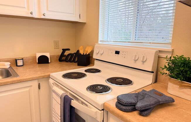 2 beds, 1 bath, 806 sqft, $1,469, Unit 6