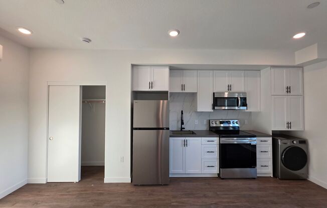 Studio, 1 bath, 327 sqft, $1,725, Unit 306