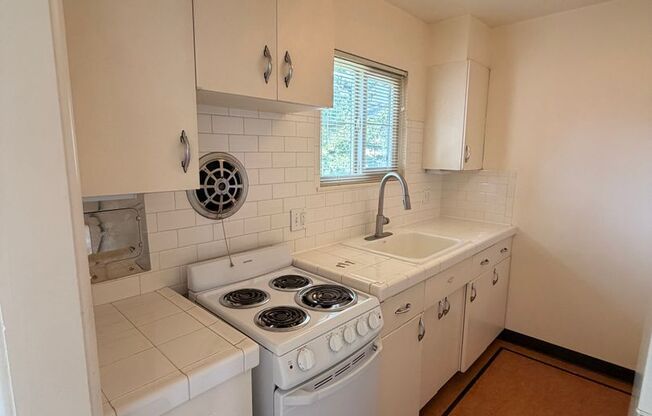 2 beds, 1 bath, 695 sqft, $1,595, Unit 711 - 3