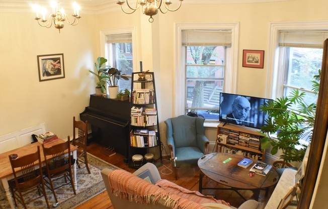 12 E SPRINGFIELD