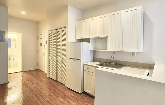 436 W 49 ST
