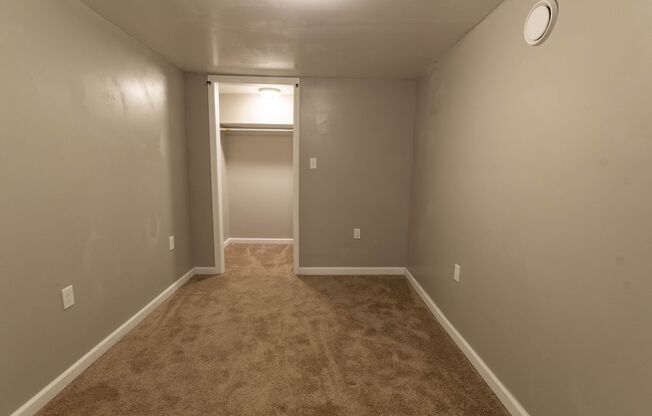 3 beds, 1 bath, $1,000, Unit Unit 5