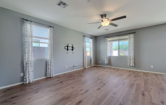 SOLAR! Newer flooring and a gorgeous kitchen in Sienna Hills!