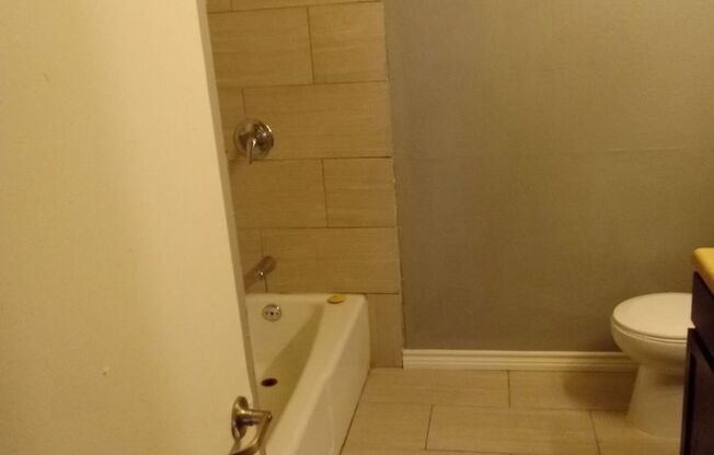 2 beds, 1 bath, 840 sqft, $975, Unit 2833 D