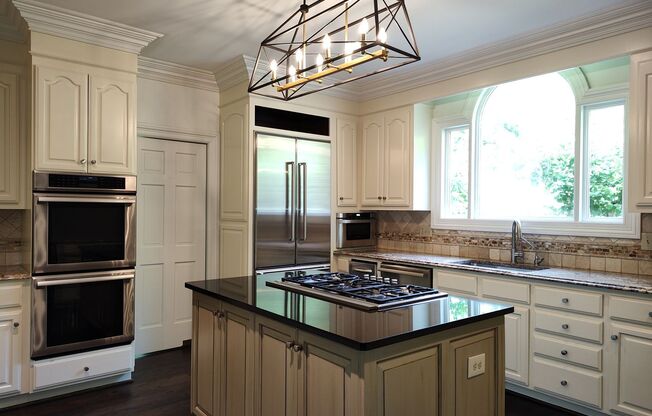 Gorgeous 4 beds, 3.5 bath home located in the Giverny Community!