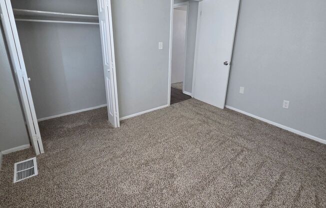 2 beds, 1 bath, 950 sqft, $875, Unit 38
