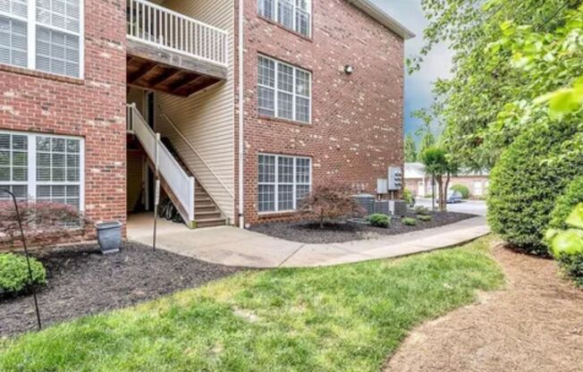 Wonderful updated 2 bedroom 2 bath condo on main level off Battleground ave in NW Greensboro