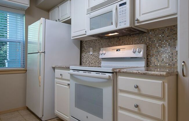 Fabulous Lakemont 2 Bed Condo for Lease!