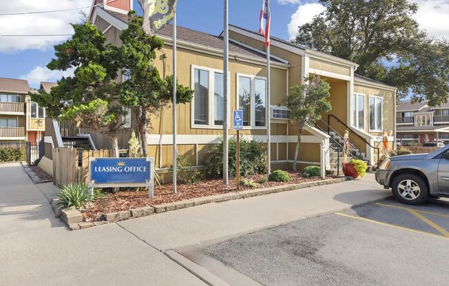 2 beds, 1 bath, 830 sqft, $875