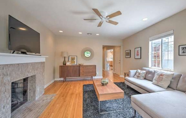 Beautifully Remodeled Home in Fantastic Westside Village/Palms location