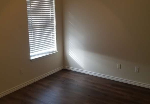 2 beds, 2 baths, $1,300