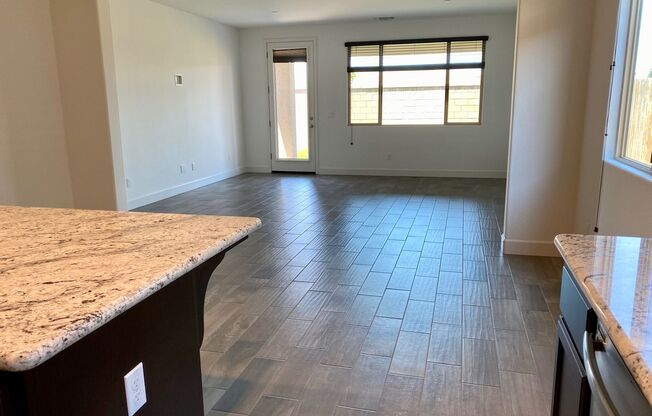 $2,650 Leonard & Barstow, 4 Beds - Lindsay Lane, Clovis / SOLAR!