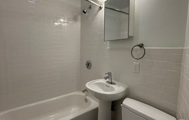 2 beds, 2 baths, 690 sqft, $2,600, Unit 109 Summer #416