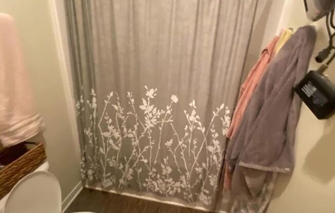 4 beds, 2 baths, $2,145, Unit 511