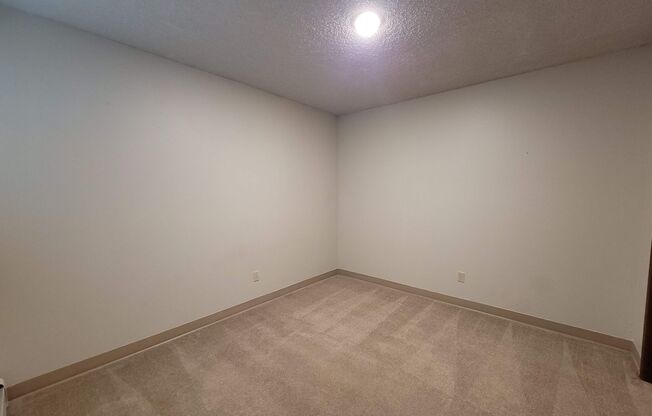 2 beds, 1 bath, 888 sqft, $1,645, Unit 115