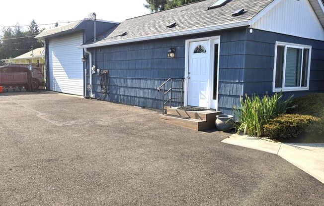Large One Bedroom with oversized Garage on private quiet street