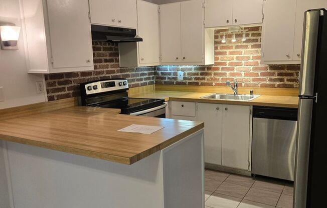 Beautiful Ground Floor Unit-  1BD/1.5BA