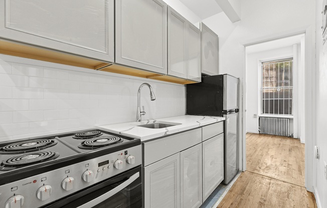 205 W 20 ST