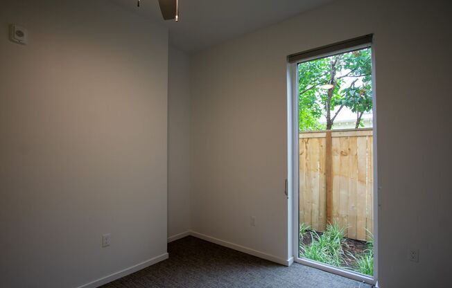 Studio, 1 bath, 340 sqft, $1,275, Unit 105