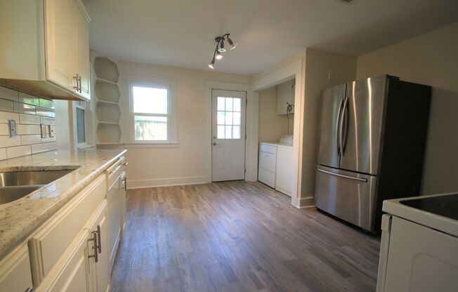 (("Wake Up in a Home YOU Love")) 2/2 STUNNING House Close to Exciting Downtown Fort Worth! An ABSOLUTE Must See Property ~ ALL Appliances Included ~ Charming Master Suite w/ Wardrobe & Backyard w/ Garage & Workshop Space ~ APPLY TODAY !!