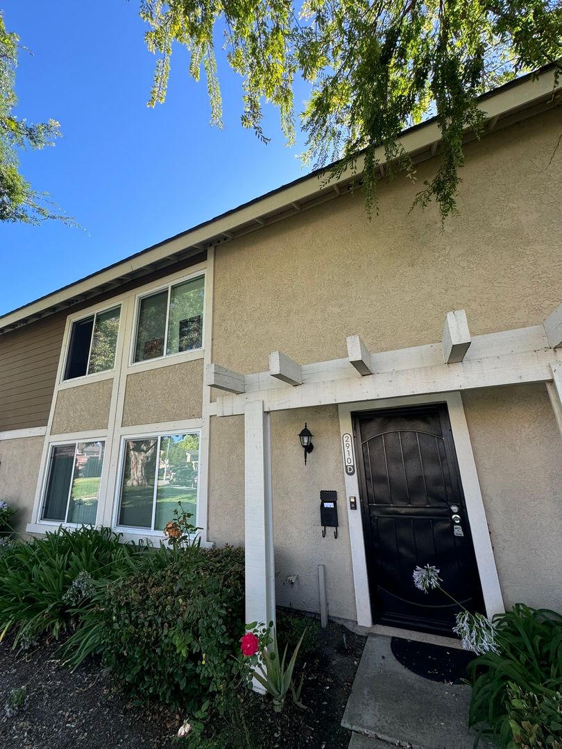 3 Bed | 1.5 Bath Townhome with Garage in Santa Ana
