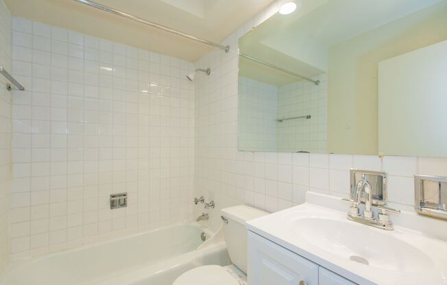 1 bed, 1 bath, 700 sqft, $1,725, Unit 220