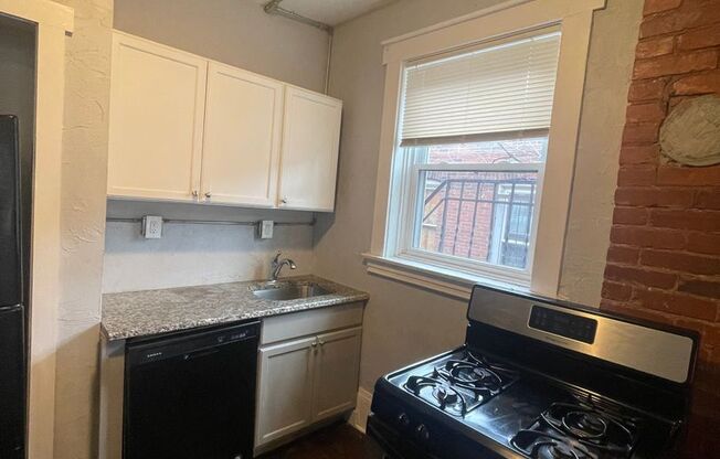 2 beds, 1 bath, $1,300, Unit #11