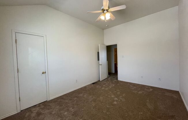 2 beds, 1.5 baths, 900 sqft, $825, Unit Apt B