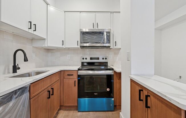 1 bed, 2 baths, 800 sqft, $1,313, Unit B