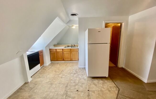 3 beds, 1 bath, $1,300, Unit 3