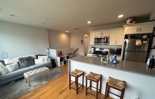 2 beds, 2 baths, 1,000 sqft, $2,900, Unit 3