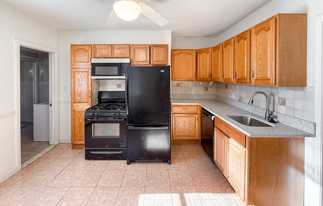 4 beds, 1 bath, 1,500 sqft, $3,900, Unit 27