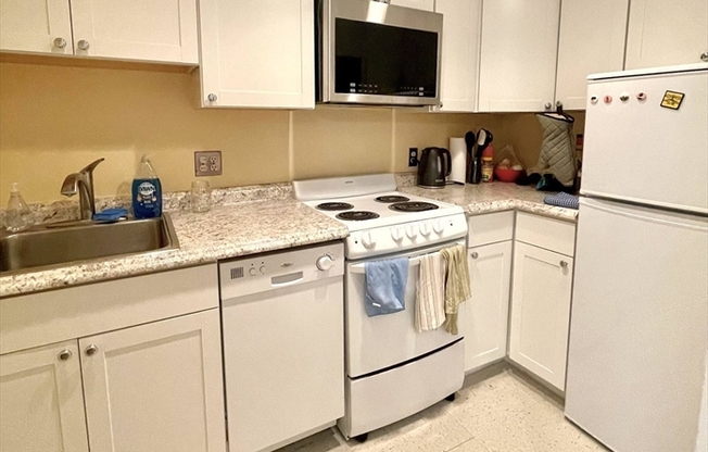 Studio, 1 bath, 338 sqft, $2,250, Unit 38