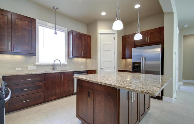 UT PRE-LEASE: Wood Floors, North Campus, Large Living Space, 2011 Construction, Custom High End Kitchen, Gorgeous Bathrooms