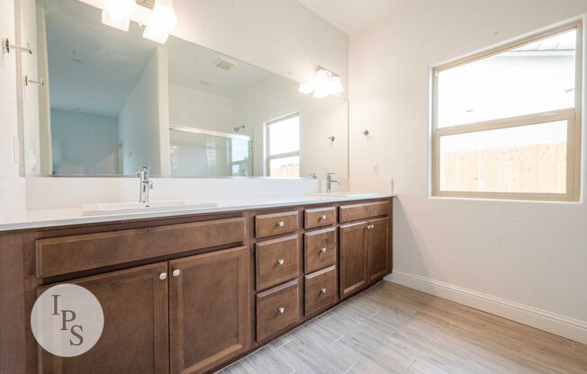 2022 South/East Fresno Home, 4BR/2BA - Lots of Amenities!
