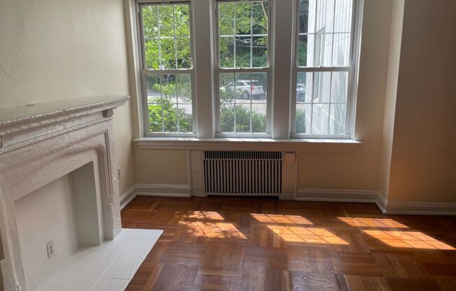 1 bed, 1 bath, 768 sqft, $1,385, Unit Royal York 112