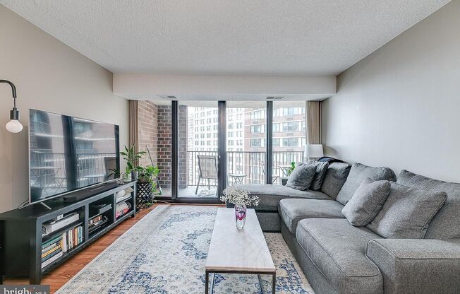 1420 Locust St Apt 35C