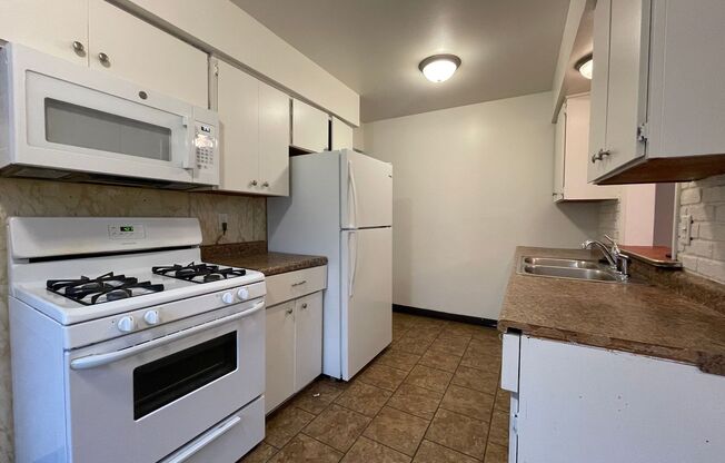 5 beds, 2 baths, $2,395