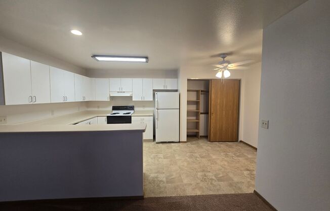 2 beds, 1 bath, 850 sqft, $1,259, Unit PL   7612