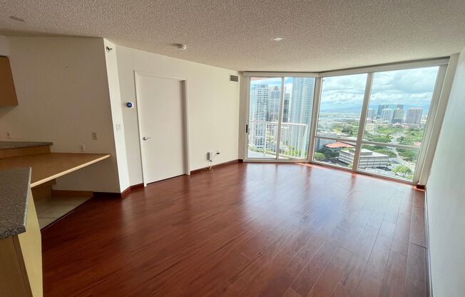 801 S. King Street - One Archer Lane 1 Bed 1 Bath with one Covered Parking Stall Excellent Condition!!
