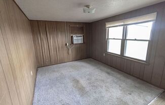 3 beds, 1 bath, $1,295, Unit B