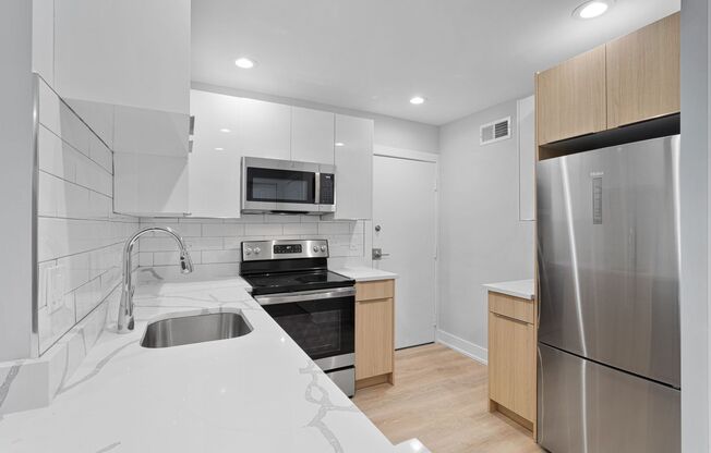 3 beds, 1.5 baths, 881 sqft, $2,600, Unit 1303-4W