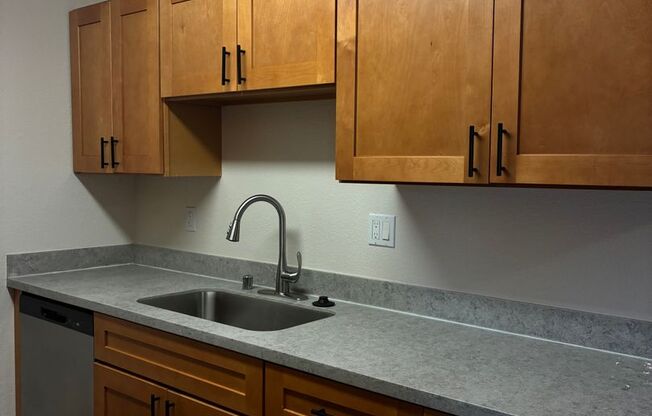 2 beds, 1 bath, 860 sqft, $1,850, Unit I-01
