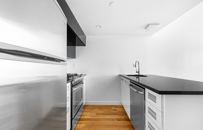 1 bed, 2 baths, $4,000, Unit 4E