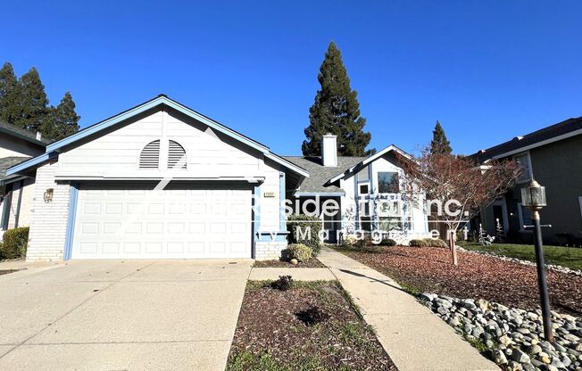 Roseville 3bd/2ba Home with 2 Car Garage