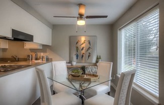 Dining Area at Townfair Apartments, Gresham, OR, 97030